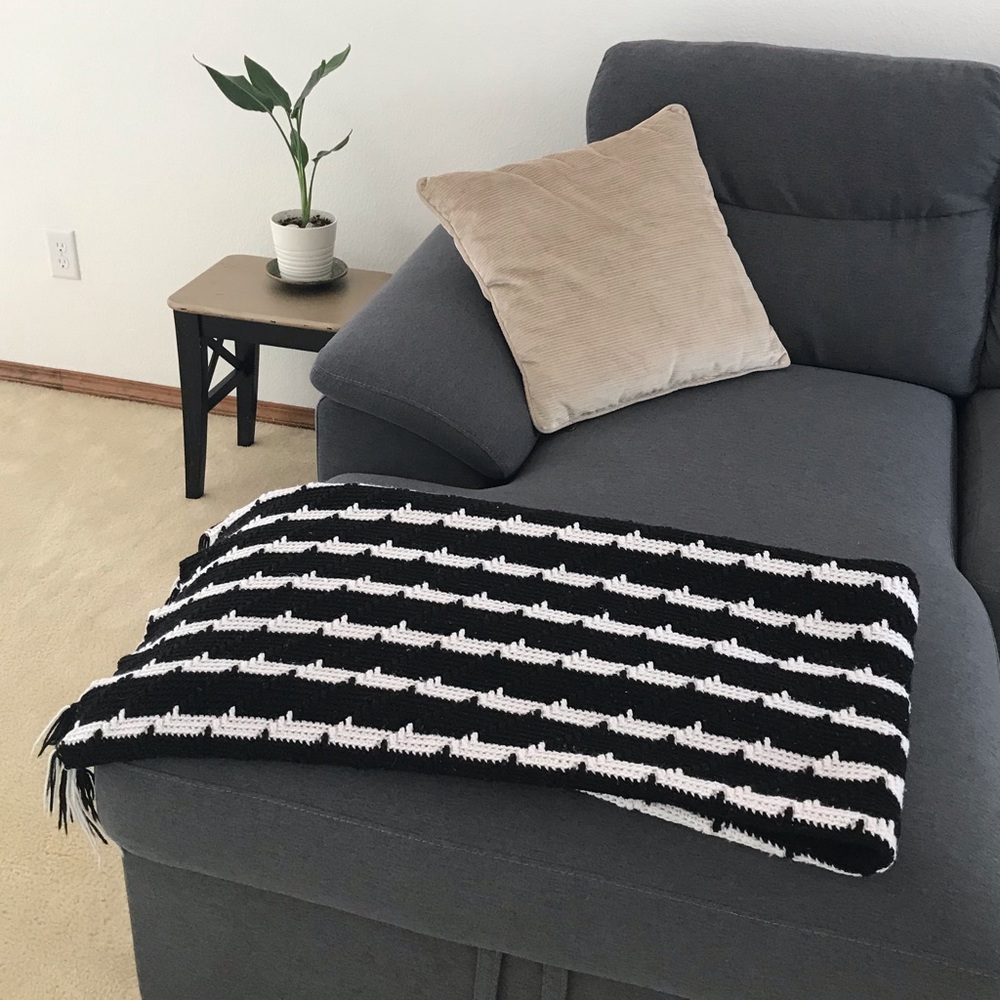 VINTAGE knit black & white throw blanket Afghan
